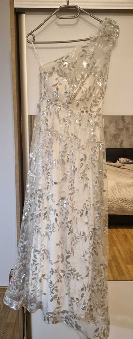 Suknia na 1 ramię z kwiatem