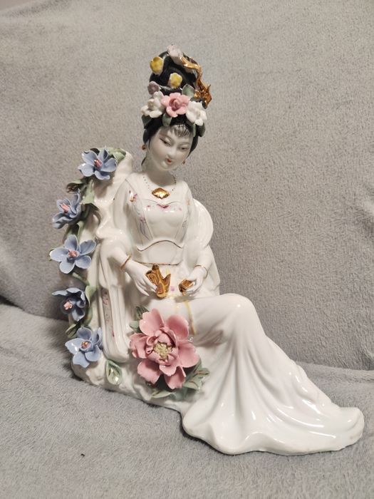 Figurka porcelanowa geisha