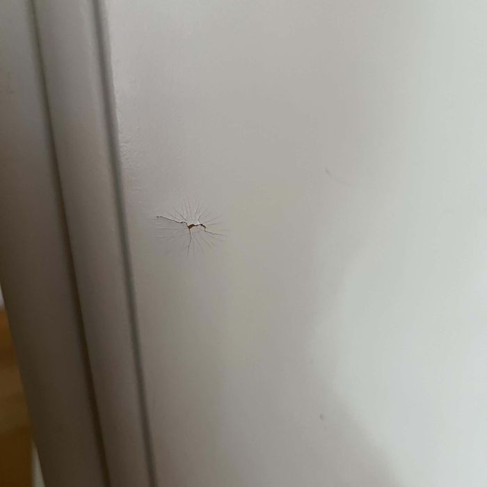 Biała szafa z lustrem IKEA TYSSEDAL