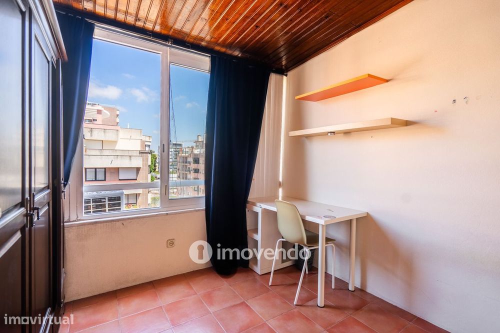 Apartamento T3, com arrecadação e boas áreas, na Estrada da Luz