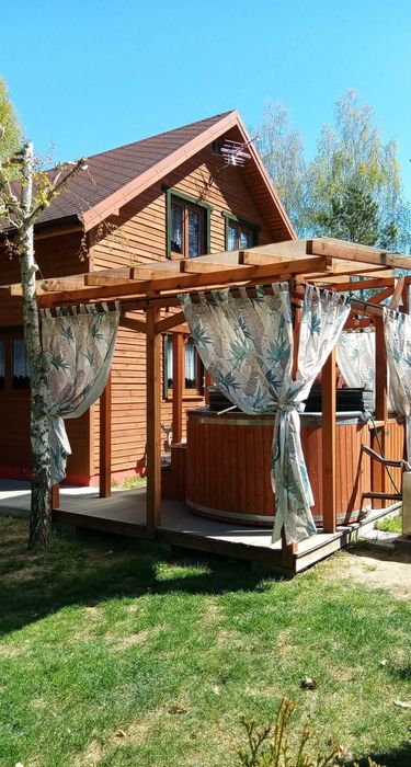 Domki letniskowe z kominkiem, jacuzzi i sauną.