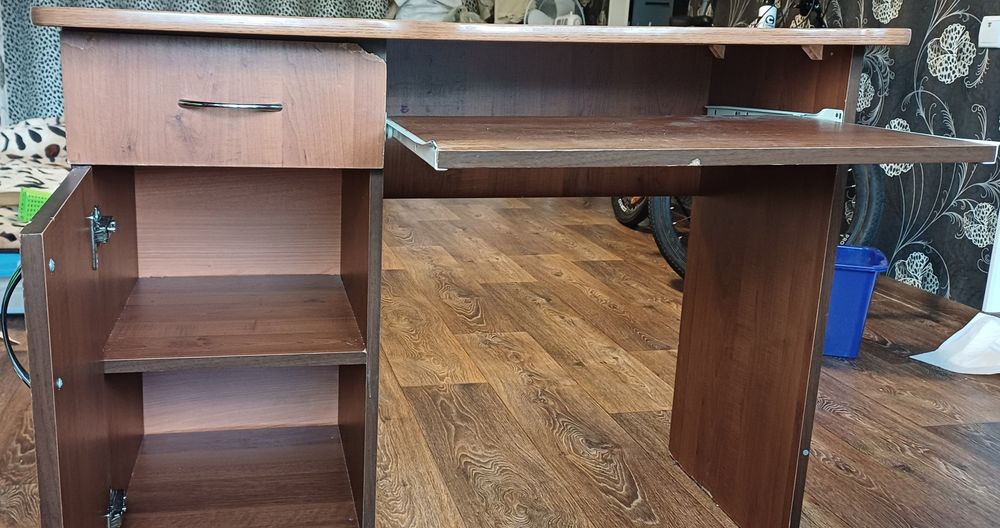 Стіл комп'ютерний офісний