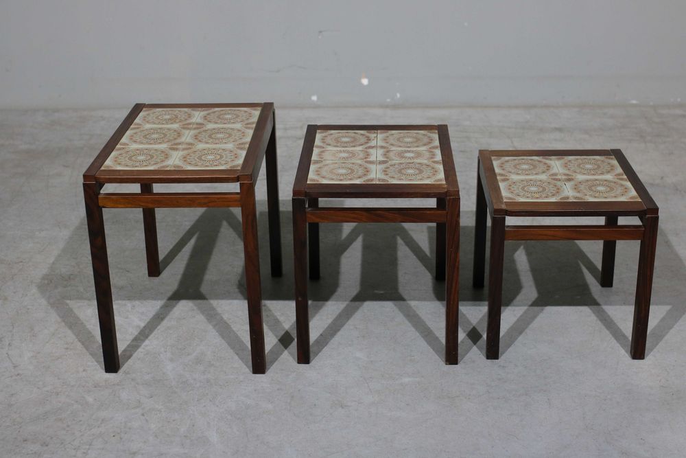Conjunto de 3 mesinhas dinamarquesas em pau santo e azulejo