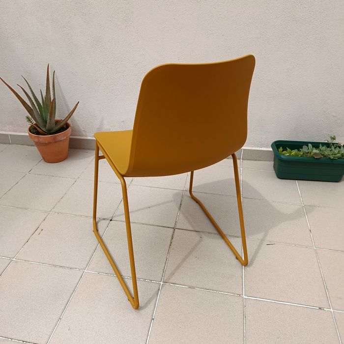 Cadeira design amarela/mostarda