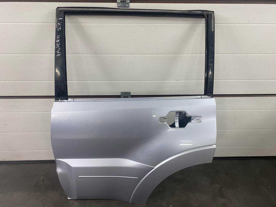 Двері дверка дверь двери задні ліві Mitsubishi Pajero Wagon 4 07-13р.