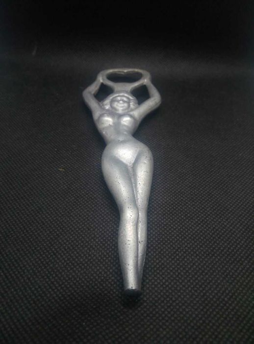 Открывалка времен ссср в форме девушки. Открывалка ню.