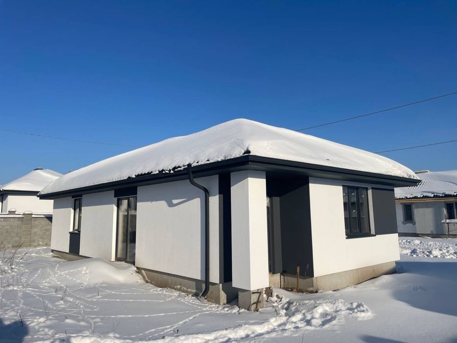 Збудований будинок з мережами та парканом!