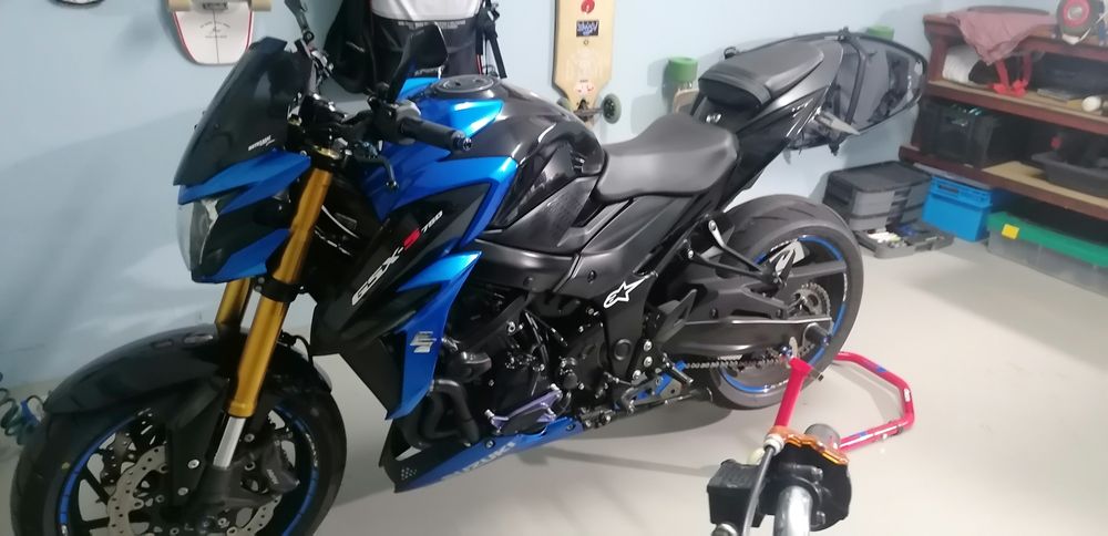 Suzuki gsx s 750