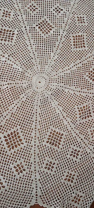 Toalha em crochet redonda (1,50 mt). Feita à mão. Nova.