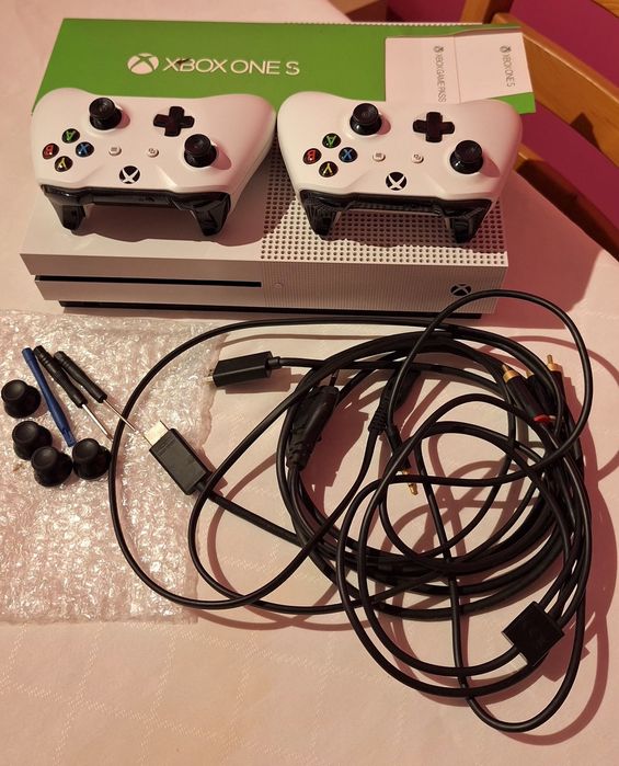 Xbox One S 1T com 2 controles + kit reposição