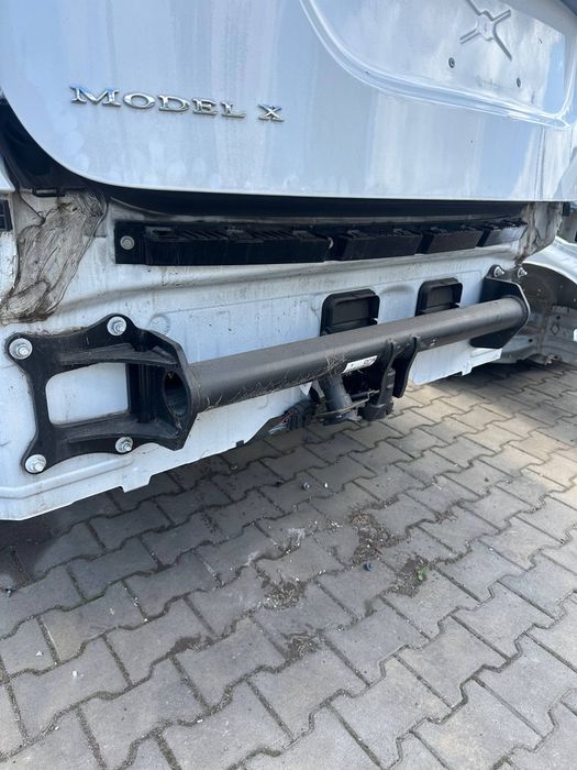 Tesla Model X Фаркоп Підсилювач задній