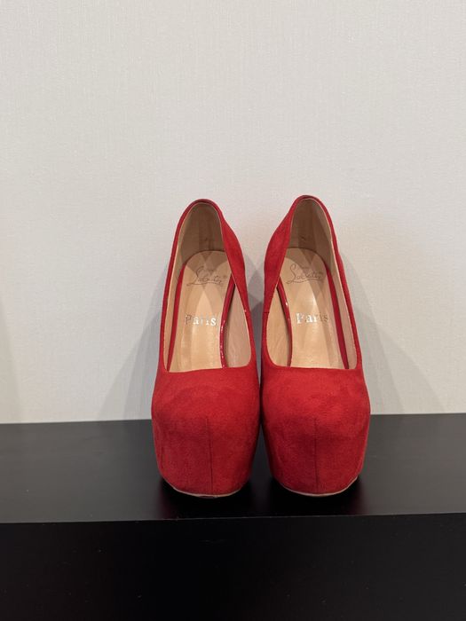 Червоні туфлі на шпильці