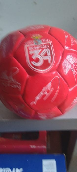 Bola do SLB autografada
