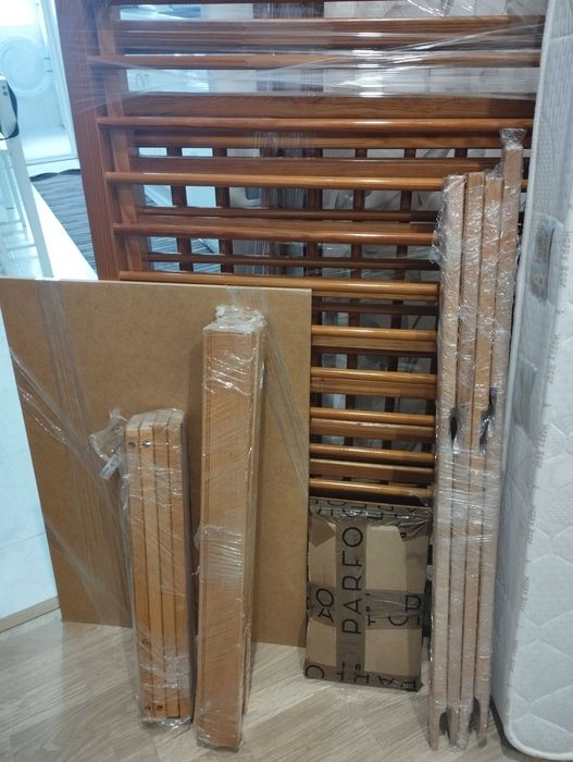 Vendo cama de madeira com colchão e muda fralda