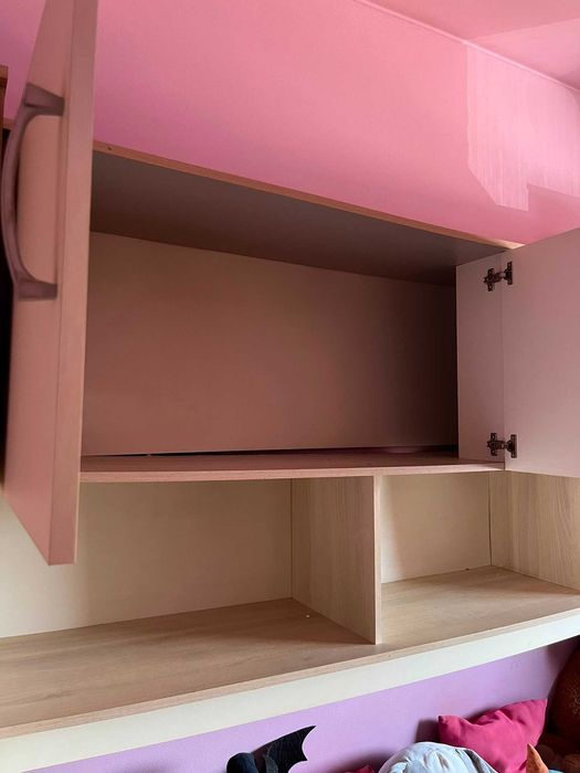 Mobília de quarto: cama com gavetão, 2 armários e arrumação.