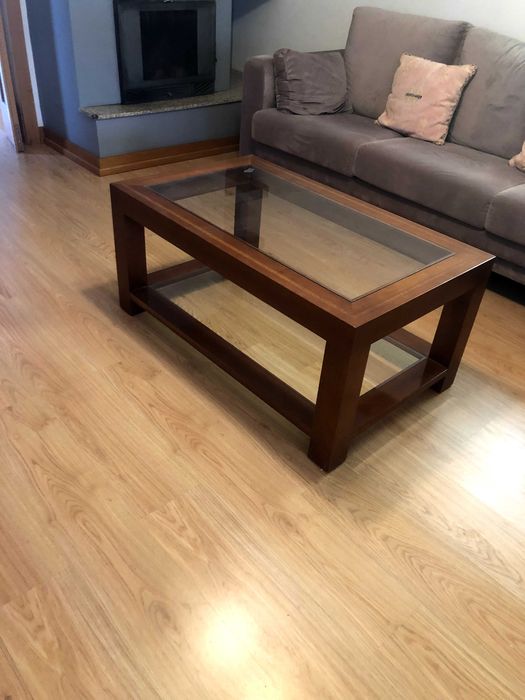 Mesa de centro de madeira maciça e vidro