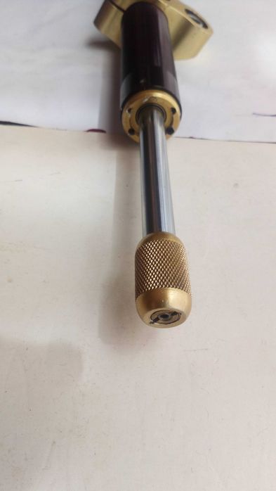 Amortecedor de direcção Hyperpro com 120mm de curso.