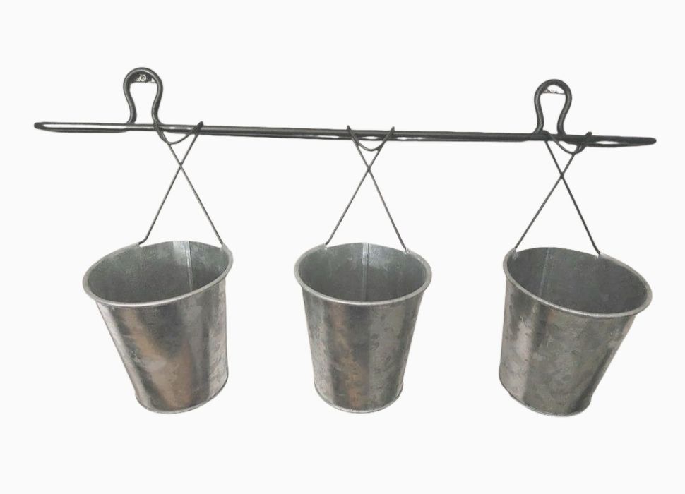 Pojemniki na przybory na ścianie