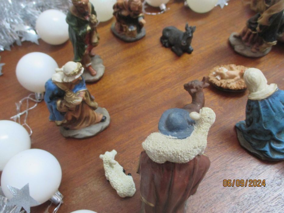 Figuras do presépio e alguns enfeites natalícios
