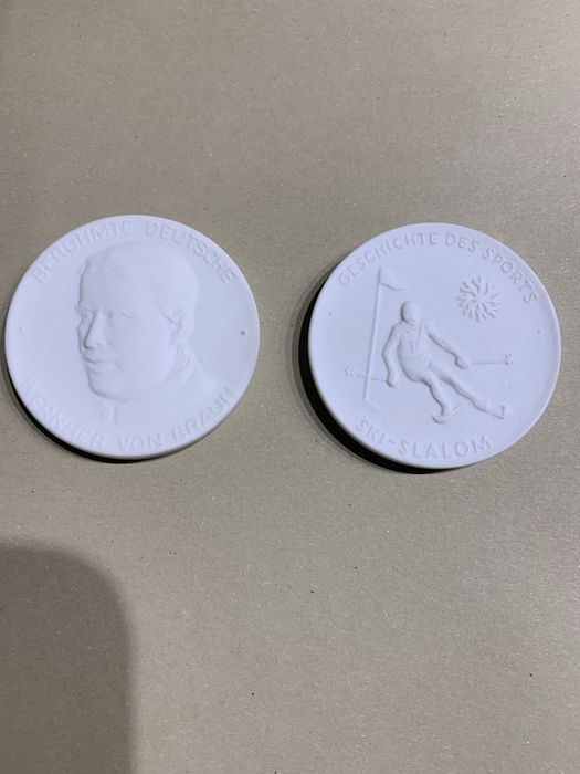 Moedas / medalhas em porcelana