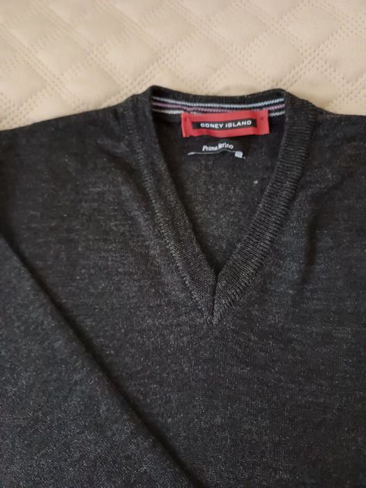 Szary sweter w serek 50%wełna merino L