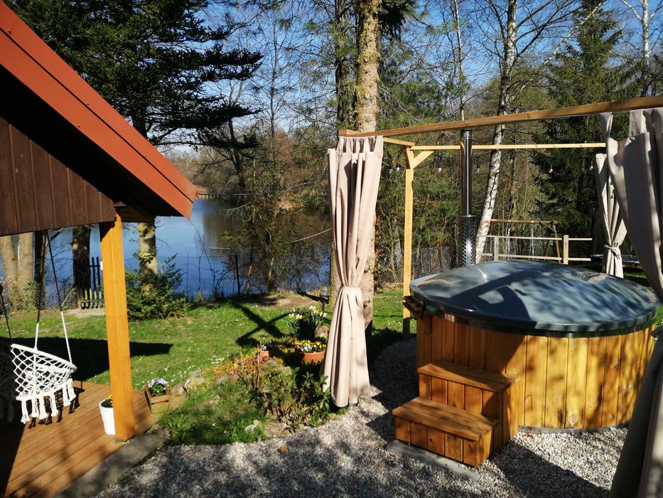 Domek na Kaszubach z balią/jacuzzi nad jeziorem bez sąsiadów.