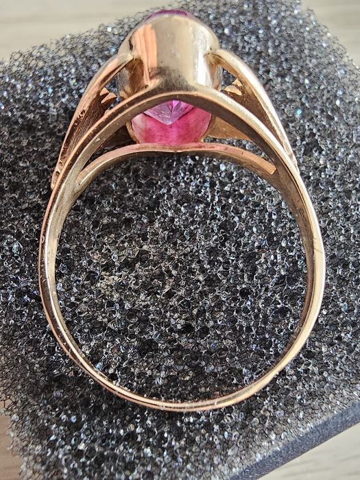 Anel ouro com pedra rosa