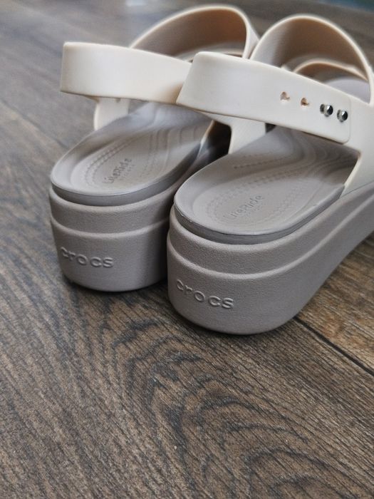 Crocs Brooklyn W9 босоніжки