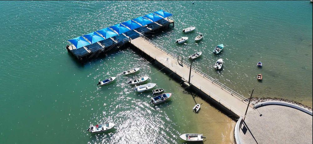 GARAGEM ESPAÇOSA COM ARRECADAÇÃO NO CENTRO DE TAVIRA