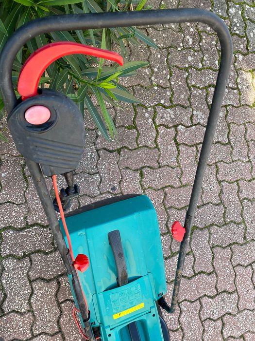 Corta relva bosch rotak 32 de 1200 W em excelente estado