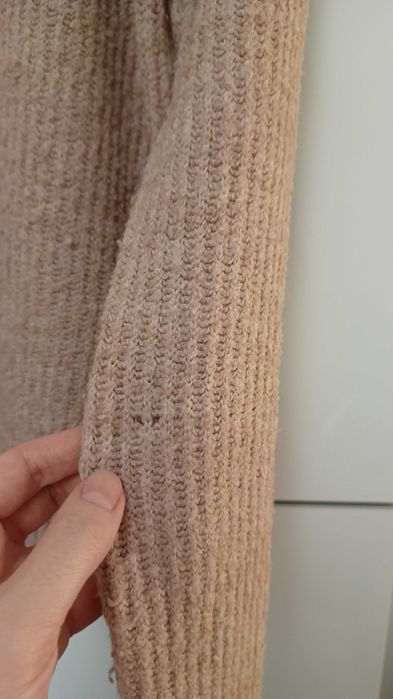 Minimalistyczny beżowy sweterek H&M