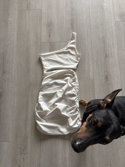 Biała sukienka na jedno ramię z wycięciem na brzuchu