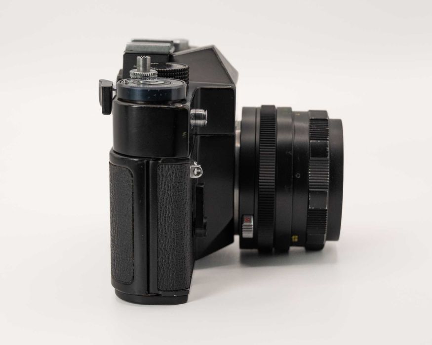 Máquina analógica Zenit TTL com objetiva Helios 2.0