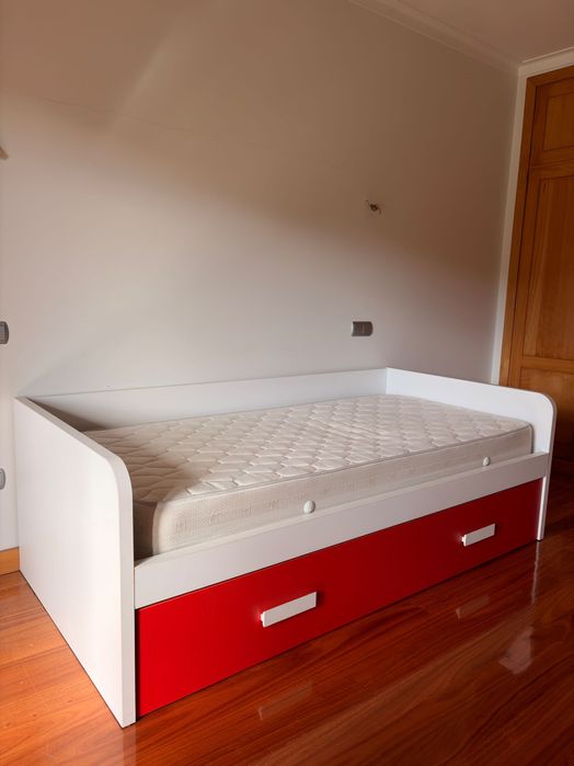 Cama de Solteiro Branca com Gavetão + 2 Colchões (Excelente Estado)
