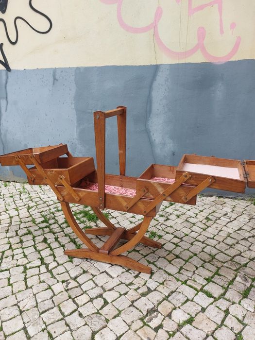 Grande caixa de costura de madeira articulada 

Também conhecida como