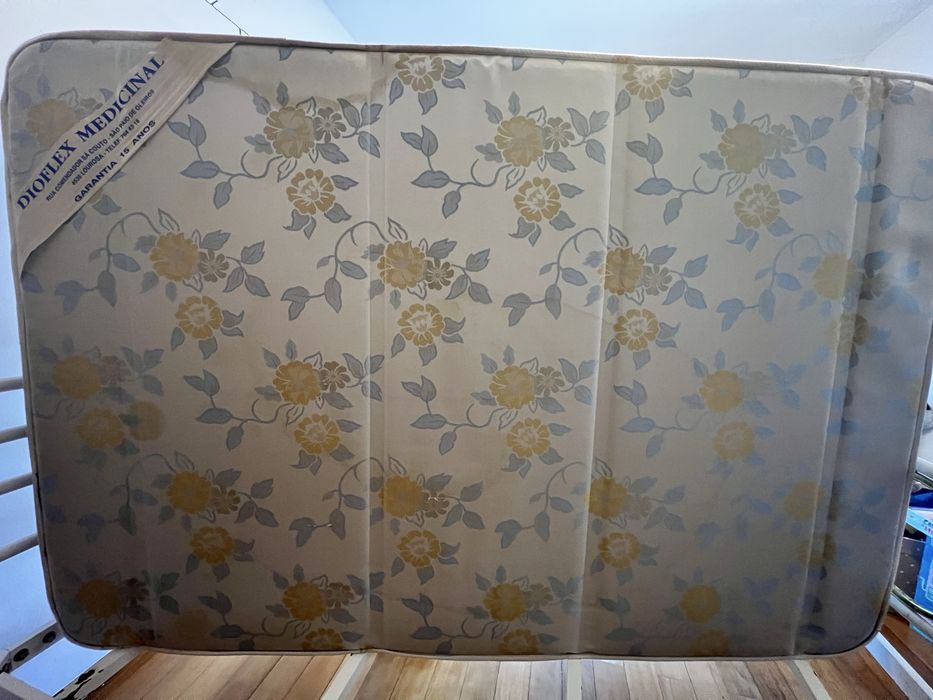 Cama de Casal em Ferro e Latão + Colchão Ortopédico Incluído!