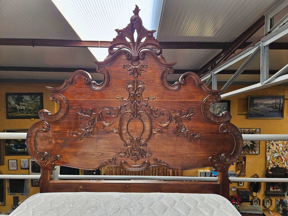 Cama antiga com estrado e colchão - Muito bom estado geral
