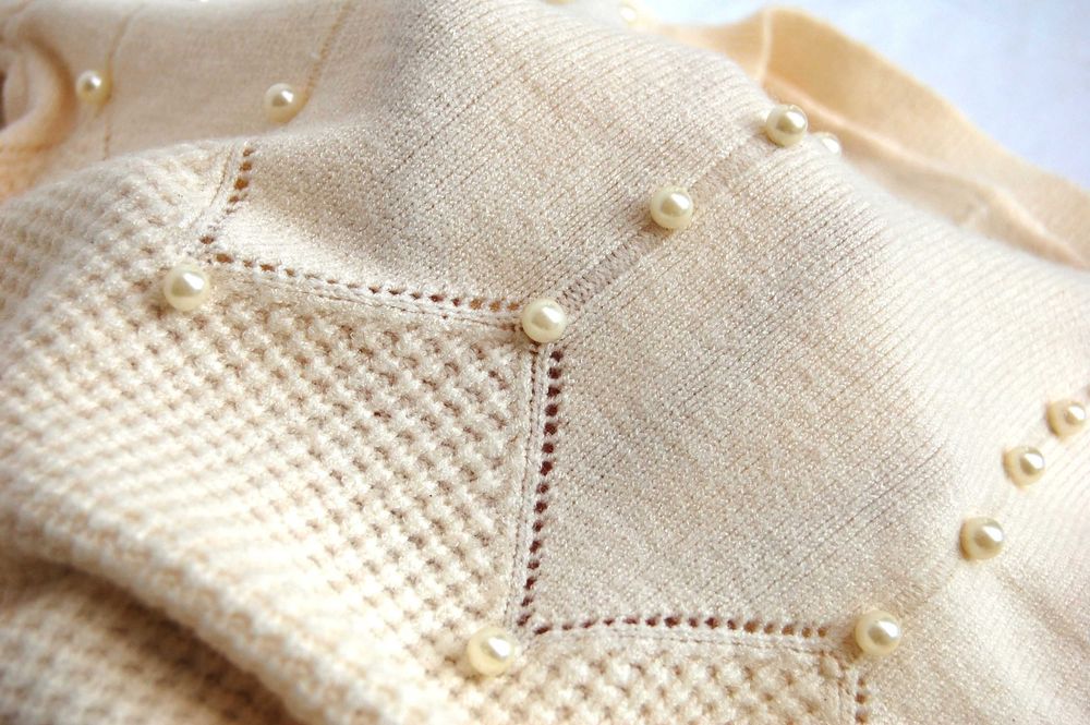Sweter damski z wełną 34 XS ecru kremowobiały z perłami, perły vintage