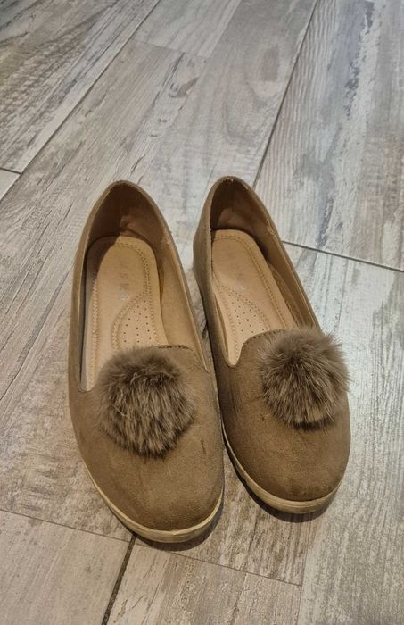 Zamszowe baleriny z pomponem