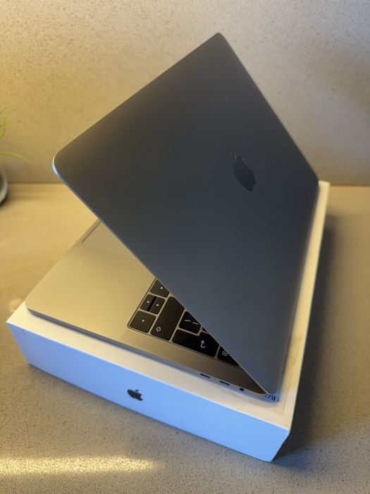 MacBook Pro 13 " Touchbar  - i5 | 8GB RAM 250GB SSD