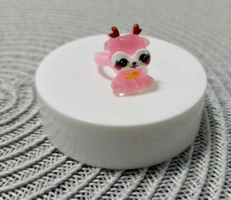 Uroczy nowy pierścionek dla dziewczynki