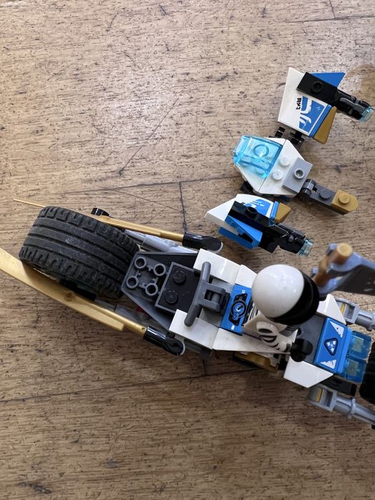 Lote LEGO Ninjago – 2 Motas, Veículo e Minifiguras – Peças Originais