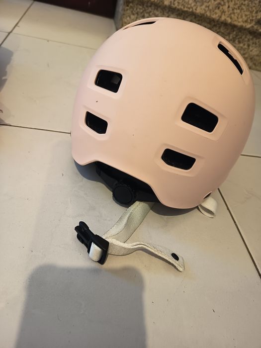 Vendo patins em linha com todas as proteções.