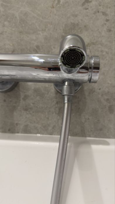 Bateria wannowa Grohe Essense z prysznicem