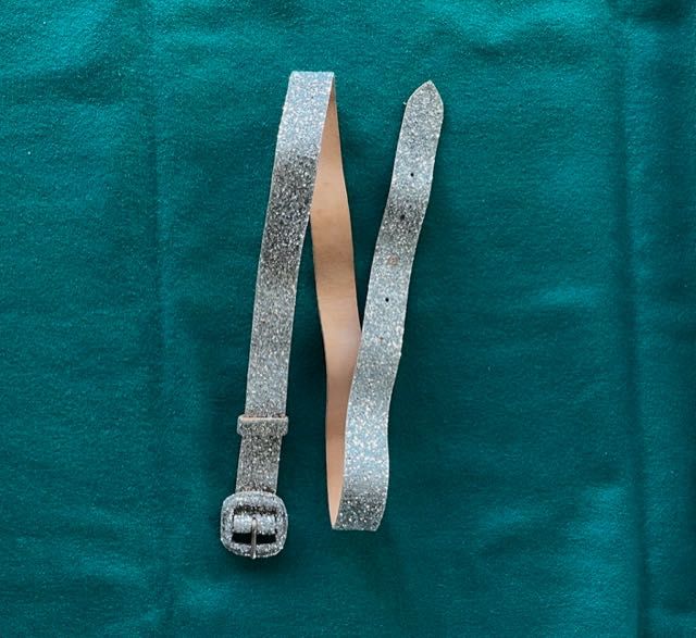 Cintos Bijutaria Colares Correntes Dourados e Prateados