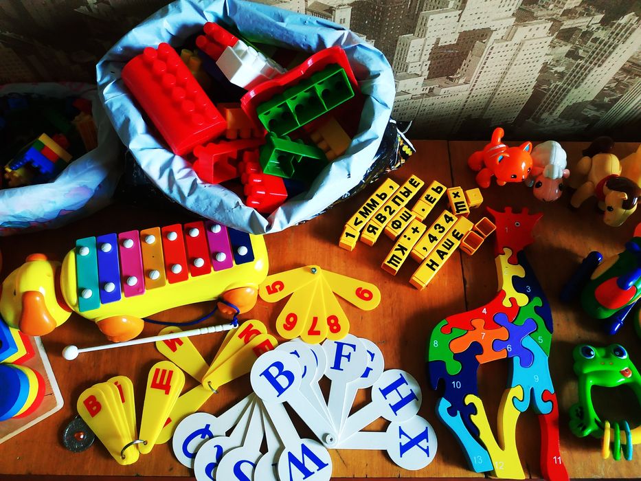 Дитячі іграшки розвиваючі ігри забавки