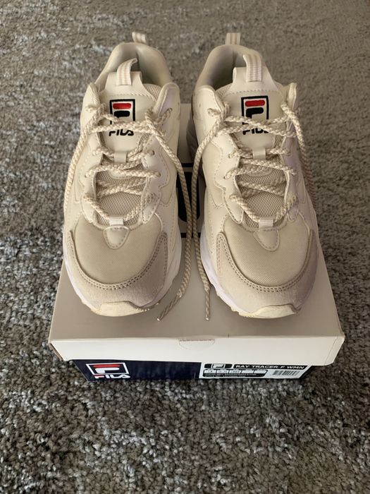 Ténis brancos e pele de camurça da marca Fila