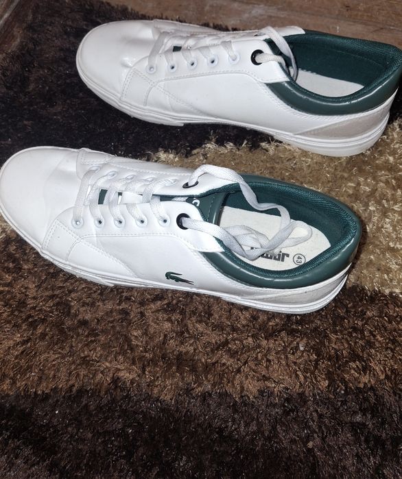Sapatilhas da Lacoste.