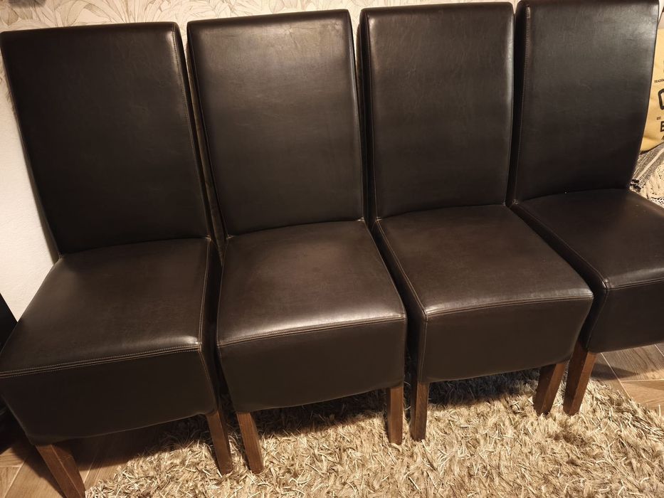 Cadeiras em pele