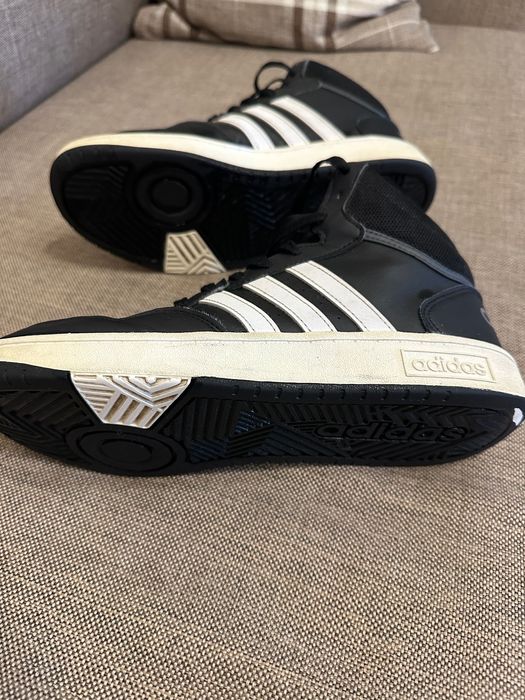 Продам кросівки Adidas HOOPS для хлопчика